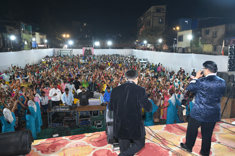 On January 13 and 14, 2024, thousands gathered for Grace Ministry's two-day prayer meeting at Sion on the Mumbai grounds. The two-day prayer assembly drew attendees from around Mumbai in Koliwada, Dharavi.